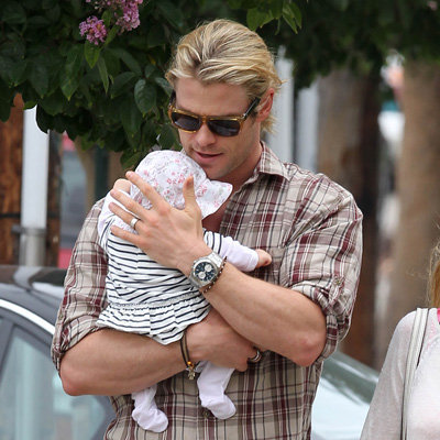 blackknightgargie:Adorable Chris Hemsworth carrying his little princess~ <3  kickstartthefight with-a-box-of-scraps