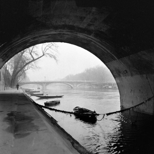 undr:

Adolfo Kaminsky. Paris. 1948