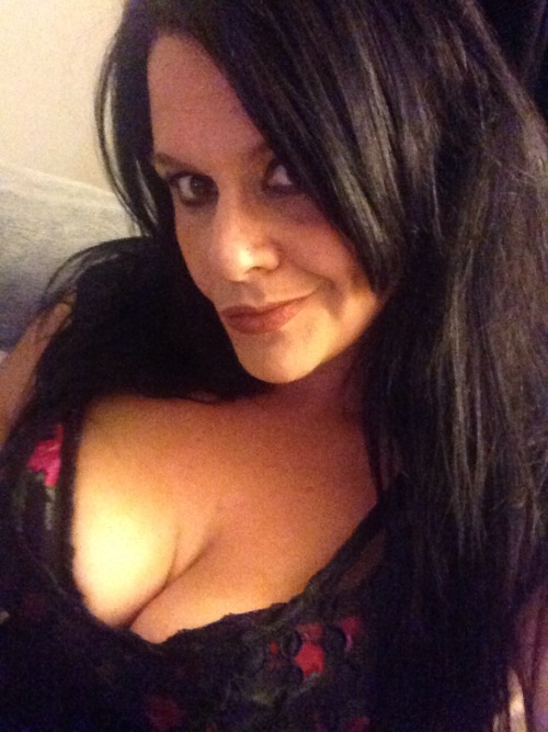 wow… I love her look very big beautiful smoking hot sexy witch boobs gorgeous ..very hot sexy outfit..!