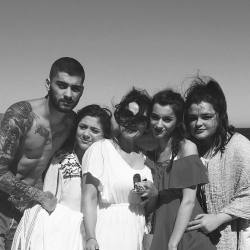 fuckyeahzarry:  zayn: Chillin with the fam  