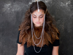 truebluemeandyou:  DIY Medieval Chain Headpiece Tutorial from M&amp;J. 3 colored chain with a jewel in the middle. You could also glam this up with more beads and charms.