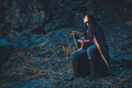 alef-art: He took the harp from his back, and sitting down against the steep walls of the mountain, 