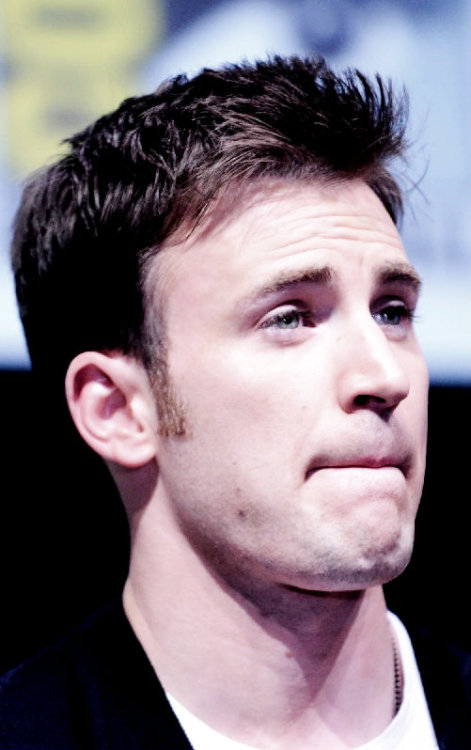 cinnamon-byuns:Birthday Presents for Gracie:Chris Evans’ profile