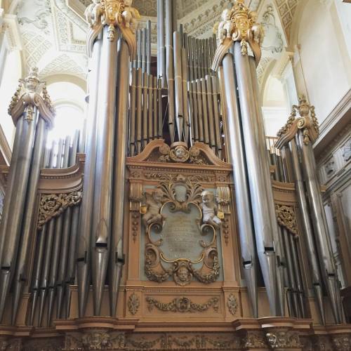 This incredible piano is like the one from the Christmas Beauty and the Beast. Can&rsquo;t beat a bi