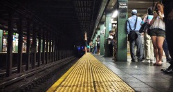 nyc-subway:  Handstand on the edge @kaelibethrose