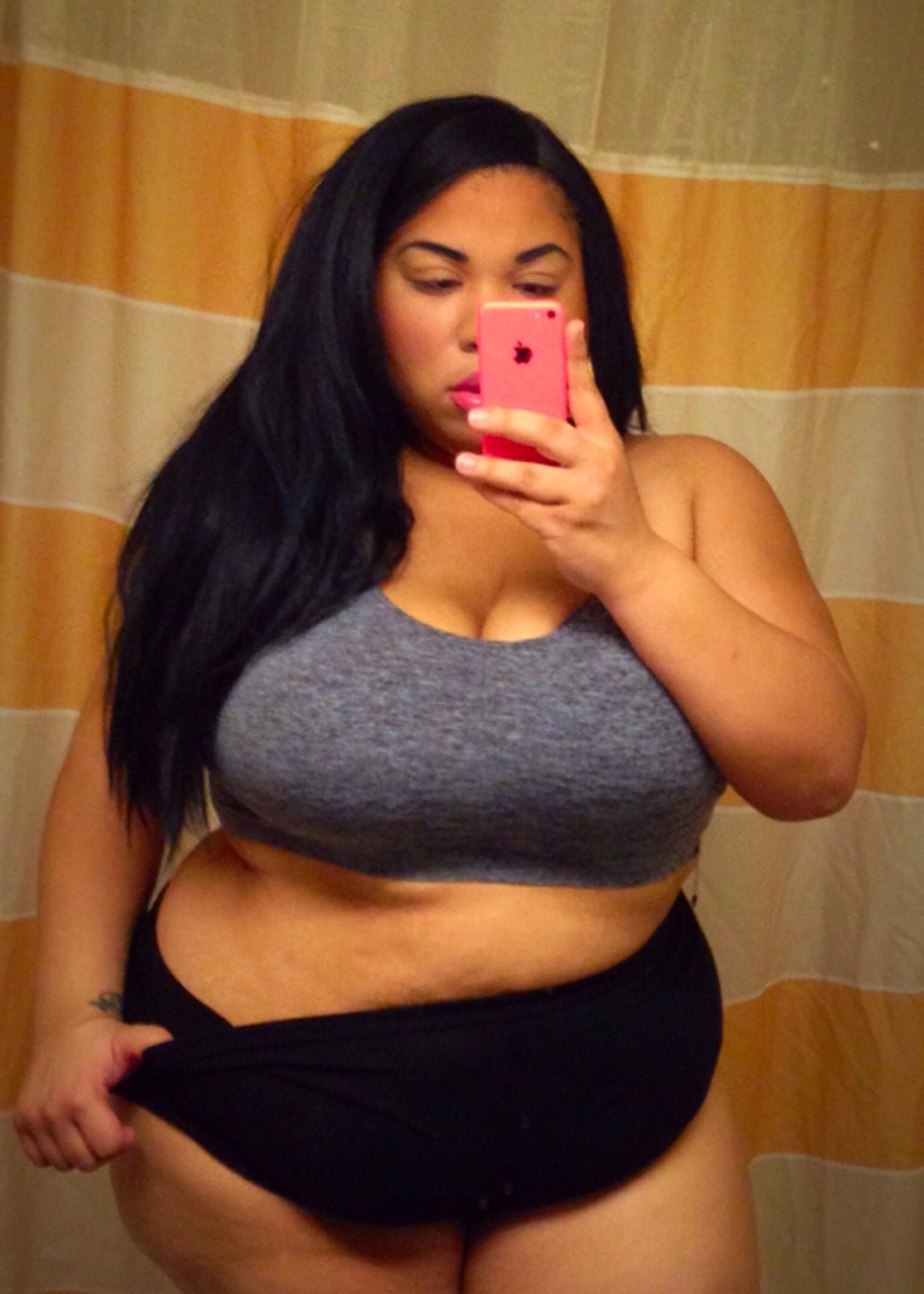ashleighthelion:Happy Blackout! Starting the day off with pics of my amazing body