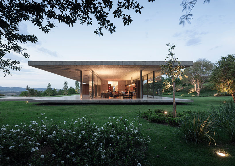 cubebreaker:  Marco Kogan’s Redux House sits sandwiched between two concrete planes,