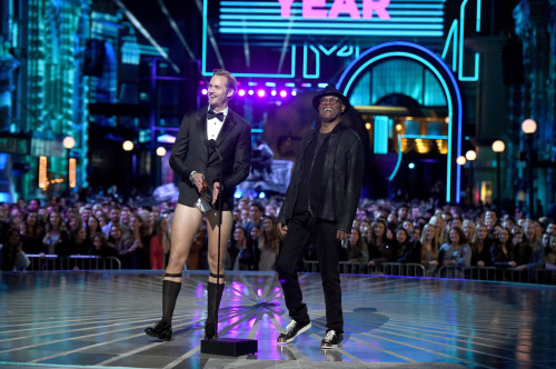 askarslibrary: Alex at last night’s MTV Movie Awards (April 9, 2016): Tarzan didn’t wear pants. A pantless Alexander Skarsgard, who’s starring as the title character in The Legend of Tarzan, presented the award for best movie. “I was going to