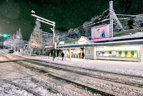 tokyo-fashion:Last week’s Tokyo snow storm as seen on the streets of Harajuku after dark.