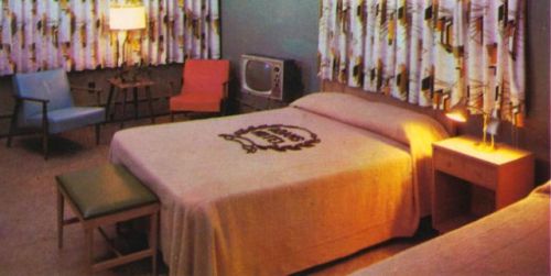 vintageeveryday: Room for a night - Cool pics show the interior of hotel rooms in the U.S from the 1