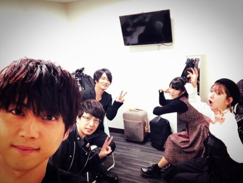 snknews: SnK Seiyuu Gather for the 3rd Compilation Film Premiere Seiyuu Kaji Yuuki (Eren) shared a new photo with Hashizume Tomohisa (Bertholt), Hosoya Yoshimasa (Reiner), Ishikawa Yui (Mikasa), & Inoue Marina (Armin) as they prepare to appear onstage