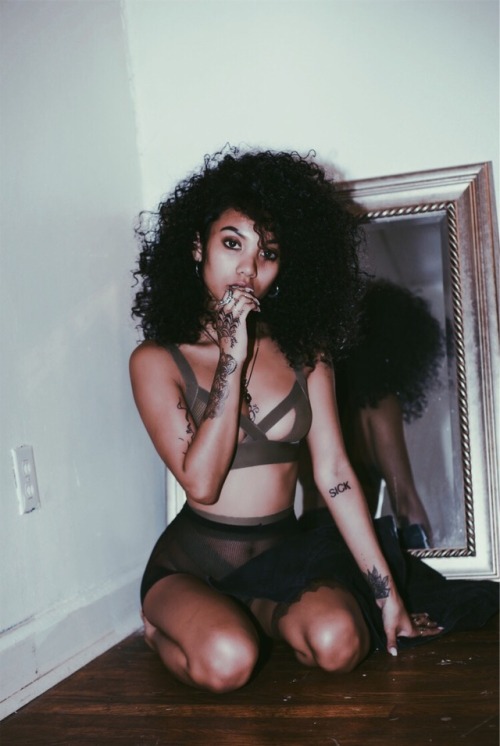 realslimpaigey:  h0mesiickk: who’s gonna love you like me?  What a goddess 😍 