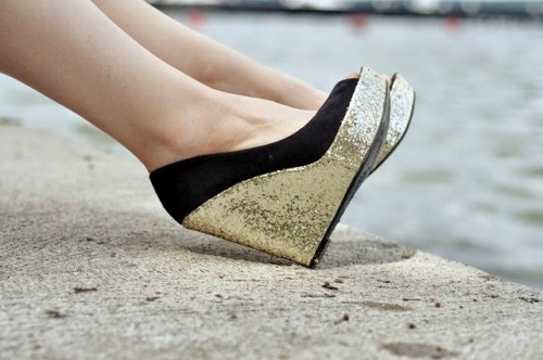 Rozalia Fashion: gold accent from HeelsFetishism