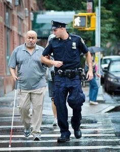 senashenta:  fiction-vs-reality13:  This is what it should mean to be a police officer. Everyone deserves to feel safe and protected, no matter their skin tone or cultural background.  If the officers currently serving aren’t like this, then something