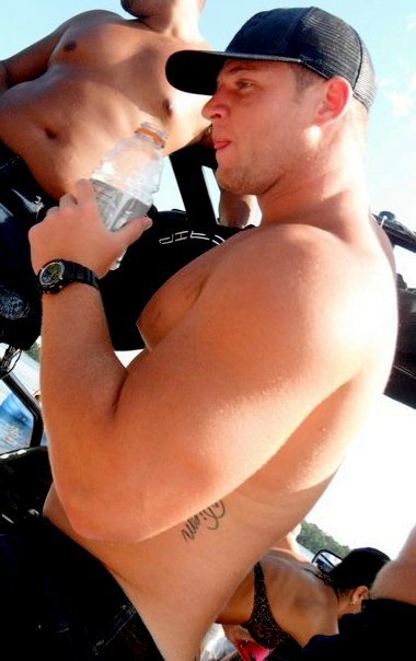 hunky-to-chunky:  272gold:  Josh Linam   Perfect…especially (what looks like) stretch marks on his pecs