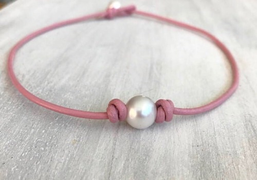 Pink leather pearl necklace #childrenjewelry #kidsfashion #kidsjewelry #handmadejewelry #etsy #etsys