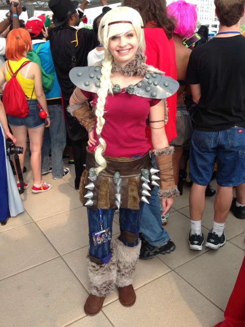 kuroitsubasa4: Some more Dreamworks sightings around the con :) Yaaaaaayas :3 I’m the Hiccup w