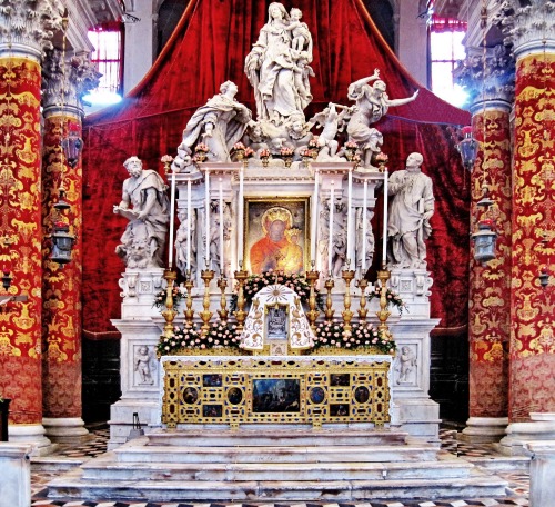 allaboutmary:  The high altar of the basilica of Santa Maria della Salute in Venice decorated for th