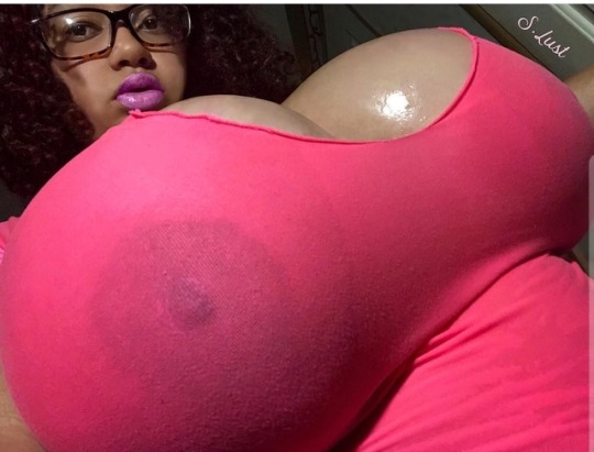 addicted2curvez:  #mouthwatering #tittytuesday #swirl.lust