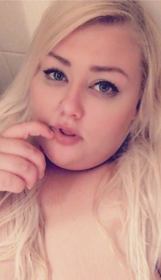 katiedeluxebbw:  Let me moan into your mouth while you slip your fingers inside me ✨