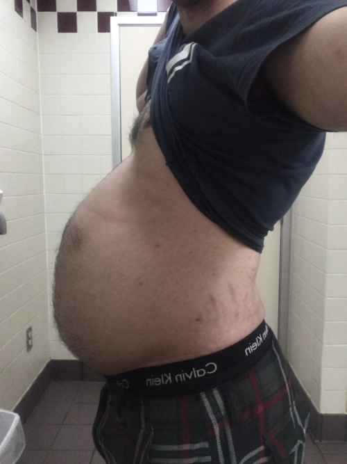 keepembloated: bigwolfcakebelly: :) Bigger is always better.