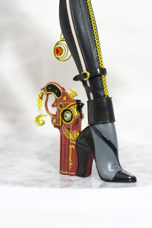 yoshesqueblr:  1/6 Bayonetta (Flare) sculpted by Yoshizawa Mitsumasa  1/7 Bayonetta (Phat Company) sculpted by  Melting Neuron  