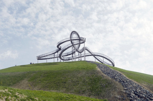 i-slept-with-the-devil:  ive-been-triggered-by-kankri:  likeafieldmouse:  Heike Mutter & Ulrich Genth - Tiger & Turtle (2011) - A walk-along “roller coaster”  HOW THE FUCK DO YOU DO THE LOOP-DE-LOOP DO YOU HAVE TO RUN AND DO YOUR BEST OR