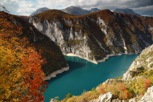 Lake Piva, Montenegro (by eMinte) / http://picstreet.fr