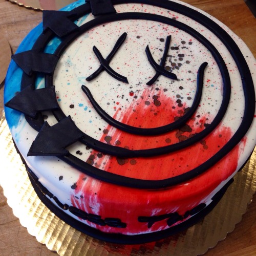 flourpowerny:  Blink 182 Cake! 