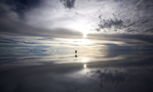 nubbsgalore: at over four thousand square miles, bolivia’s remote salar de uyuni salt flat is the l