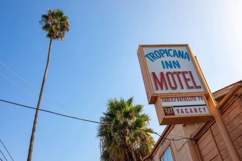 Tropicana Inn — Los Angeles, CA (digital) — December 2021 . . . #digitalphotography #str