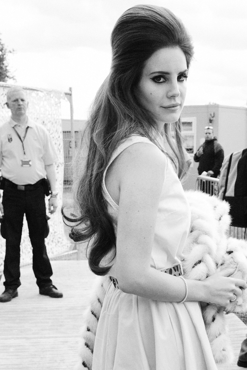 diamondsanddelrey:  Lana Del Rey and Marina and The Diamonds Blog  She looks so much