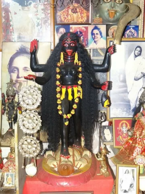 shaktipeeth:Great pic of a very beautiful image of Maa Kali with Sri Anandamayi Ma looking on.Pictur