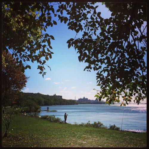 Fishing ion the riverside. #nyc #newyork #manhattan #hudsonriver #skyline #uptown #jogging #fishing 