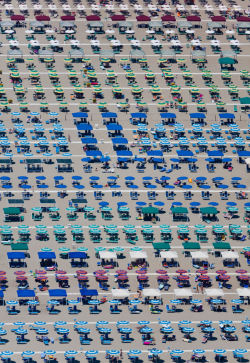 yahoonewsuk:  These incredible aerial images make street scenes and beachgoers look like one big toy set. American photographer Alex MacLean, who is also a pilot, flies his carbon fibre plane around the world snapping motorways, houses and umbrellas at