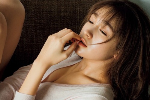 uptou: 現役上智大生の『ViVi』専属モデル   藤井サチ 初めてのセクシーグラビア