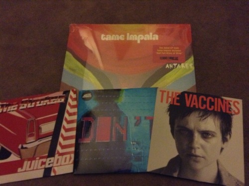 thefreddiecowan:  THEFREDDIECOWAN’S GIVEAWAY yeah so i want to do a giveaway and this is what you’ll get the strokes juicebox 7"  arctic monkeys dont sit down cause i moved your chair 7" the vaccines teenage icon 7" tame impala red