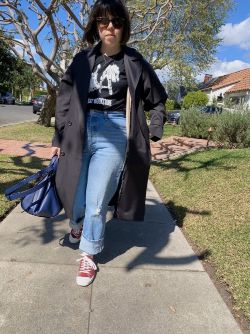 trench: uniqlo // t-shirt: the last bookstore // jeans: levis // shoes: muji // bag: loewe // sungla