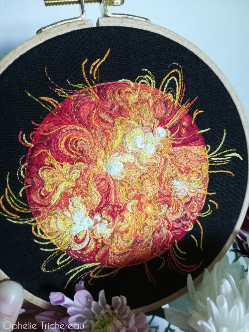 “The Sun”Hand embroidery.DMC embroidery threads on linen.16,5 cm in diameter.https://www.etsy.com/fr
