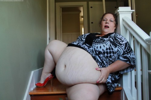 veryfatssbbw:  ssbbwchicklover:  masseffectz:  garyplv:  bayernpaarreif:  callmeyourpiggy:  Omg  Geil  √  Super Sexy!!  I would love to lick all those sexy stretch marks all the way down to that big pussy  veryfatssbbw.tumblr.com : With a body that