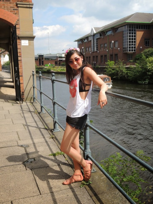 fashionmylegs:Tank top : Ebay Shorts : Zara Flower headband : Primark Lips clutch/bag : Aldo Sandals