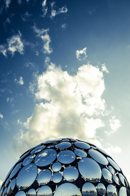 janimalia:  Golden Casket III by ⓨⓥⓔⓢ on Flickr. 