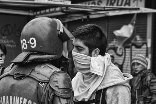 soy-un-fucking-mapache:  que-ric0-buena-onda:  enfrentamiento  que tal si nos besamos
