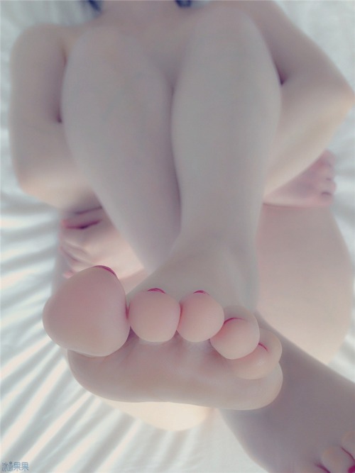 unintentionalfootlover:  onlythebesttoesucker:  daveysmitty:  Nice set of pics   Ok Dave, what’s her name, where she live, I’m in Love and I’ll give her all my $$$  Dreamy soft toes!!