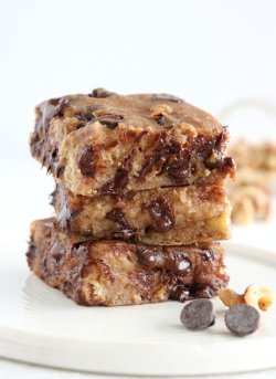 sweetoothgirl: Healthy Vegan Chocolate Chip Blondies (Refined Sugar Free)