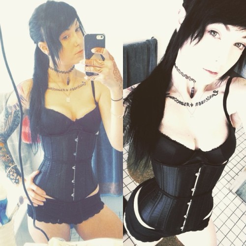 dumbdonutx3:Corset selfie #corset #albino #alternative #alternativegirls #girlswithtattoos #girlswithpiercings #f4f #followme #followforfollow