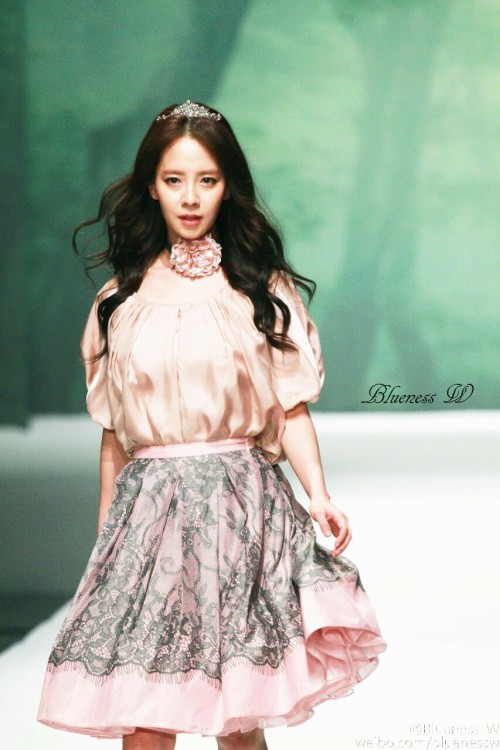 Song Jihyo on her first ever catwalk at Very Korean Katiacho Fashion Show .(cre:blueness_w )