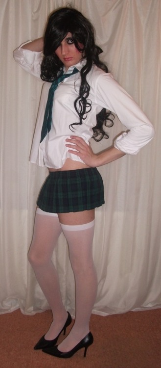 nicolebuxton:Schoolgirl- please reblog x