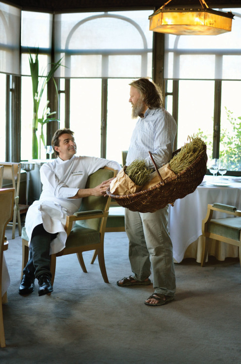 Fonte  www.squarespace.com - Stéphane talks to world renowned chef Yannick Alléno at Restaurant Ledo