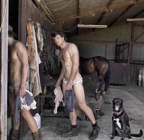 revistamauricinhos:  O fotógrafo Paul Freeman lança o livro “Outback Dusk” com mais 180 fotos de homens nus.Paul Freeman é um dos fotógrafos mais admirados de sua geração, um importante astuto da imagem nu masculina contemporânea. Seu trabalho